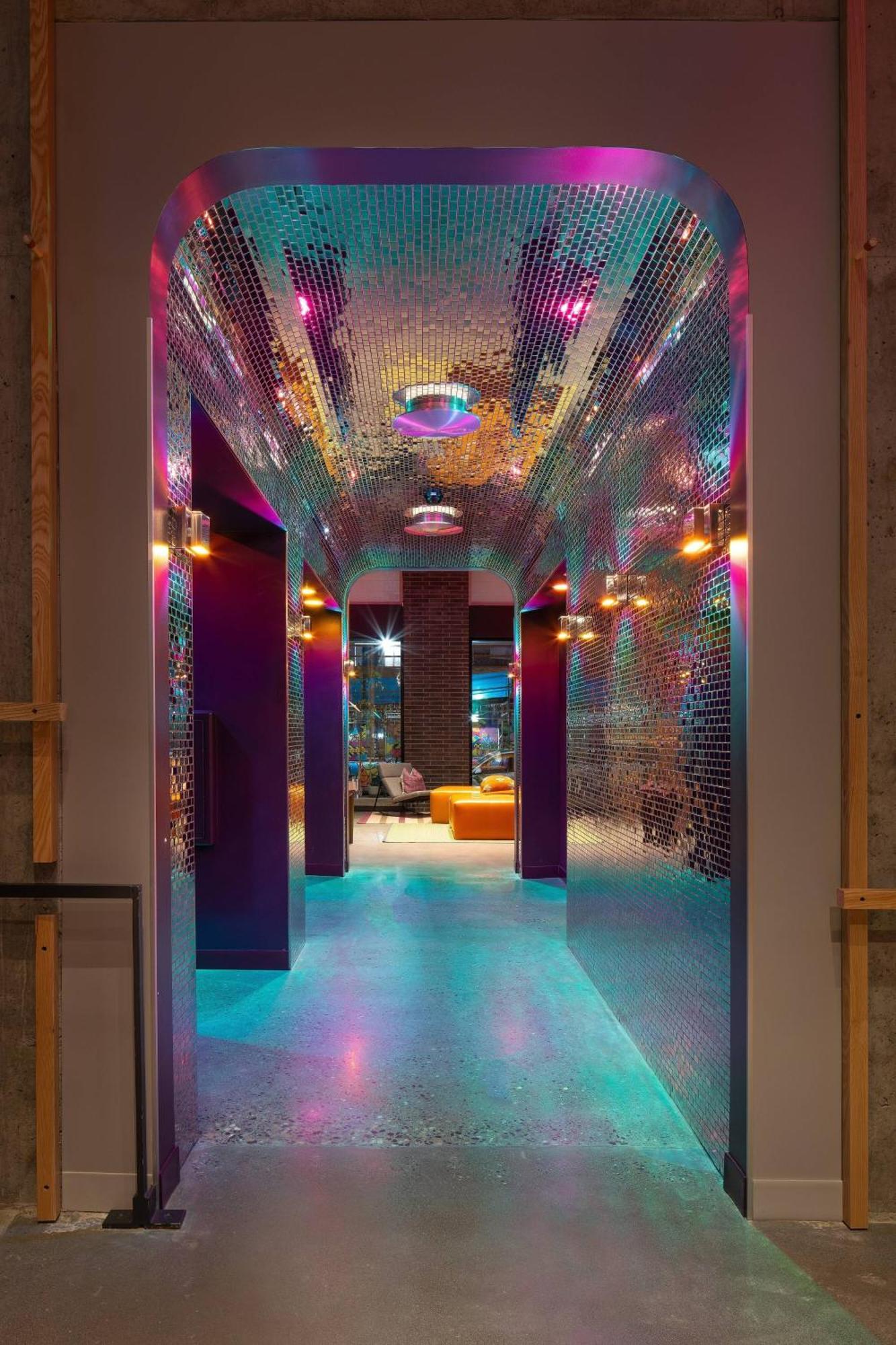Moxy Downtown 2*