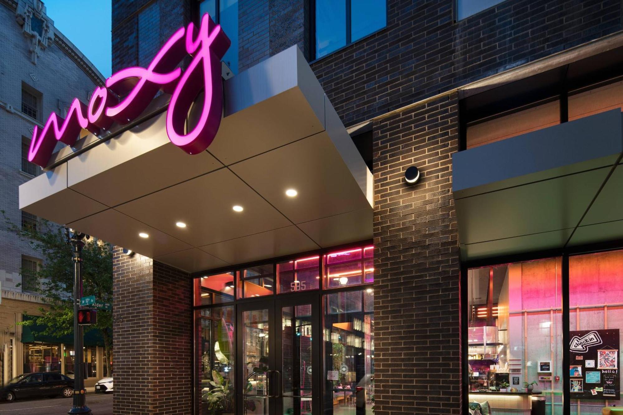 Moxy Downtown Hotel 2*