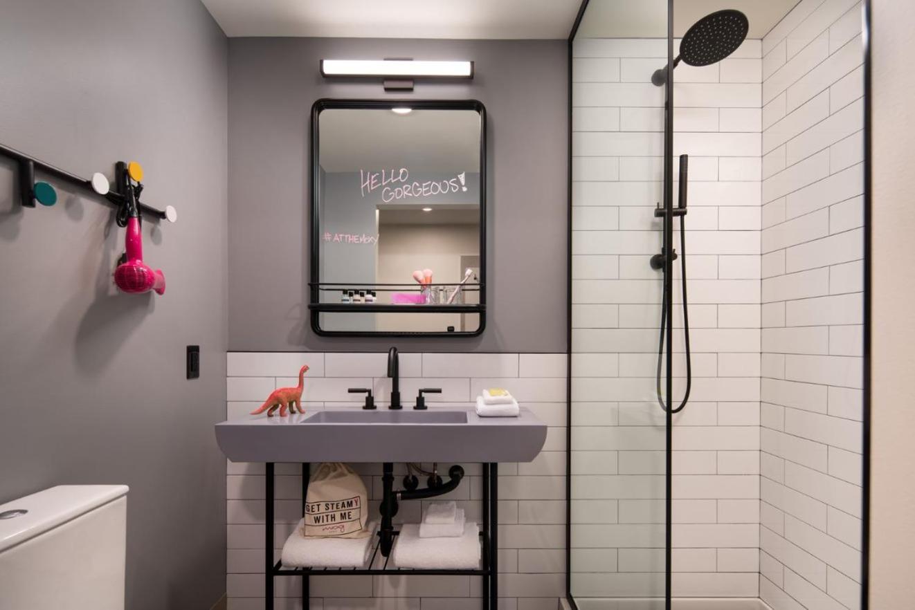 Moxy Downtown 2*