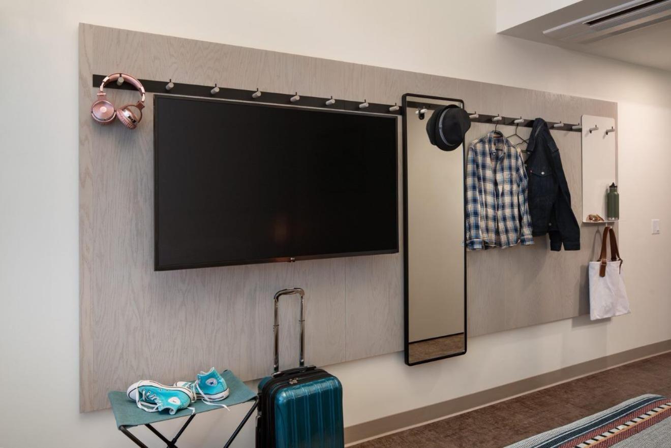 Moxy Downtown Hotel 2*